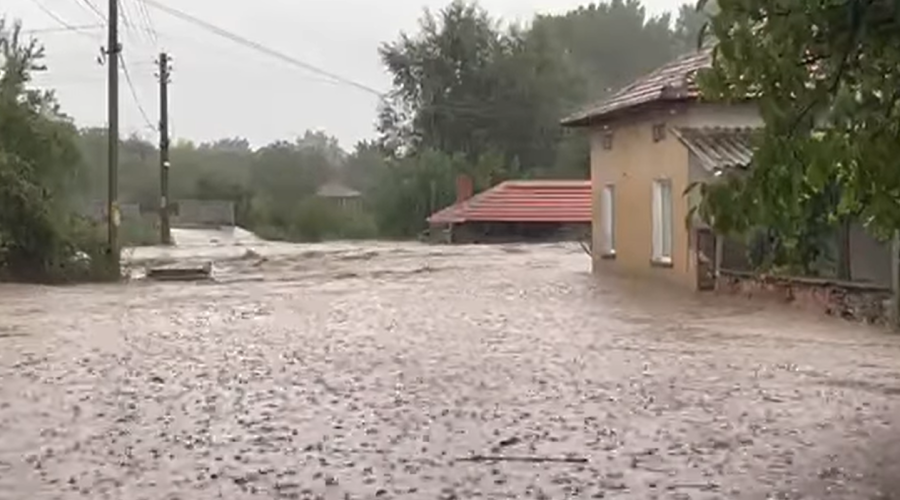 Бедствие в Карловско! Няколко села са под вода, евакуират хора (ВИДЕО)